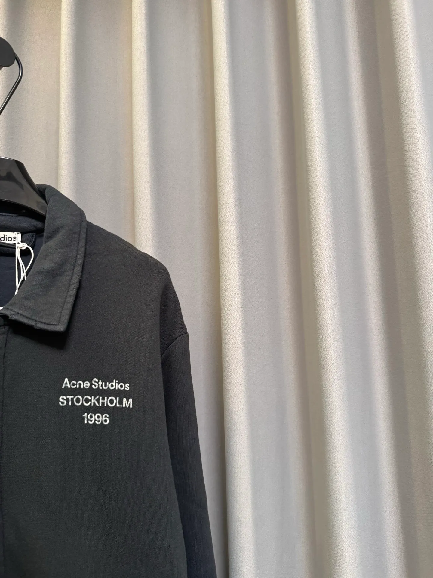 [Premium Replica] Acne 26FW Lapel Full-Zip Retro Washed Jacket (Black) Selected high-gram heavyweight ring-spun pure cotton large terry fabric, composed of 89 cotton and 11 linen. Consistent with the original version. After multiple enzyme stone grinding pre-washing and shaping, the cloth surface has a slightly distressed and brushed texture. It feels soft and waxy but not stiff, and it is not easy to pill or deform after long-term wear. Size：s/m/l/xl